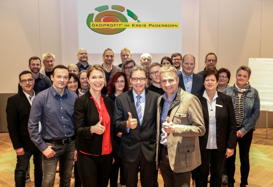 Daumen hoch für die Umwelt – vorne von links: Edith Rehmann-Decker, Christoph Schön und Daniel Laufer mit den Teilnehmern der dritten Ökoprofit-Runde.  Bildnachweis: Amt für Presse- und Öffentlichkeitsarbeit, Kreis Paderborn, Meike Delang